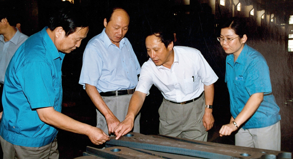 新一届向导班子上任，，，，，，，，掀开云顶集团厘革生长新篇章