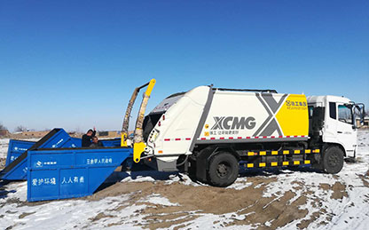 云顶集团压缩式垃圾车在新疆昌吉作业