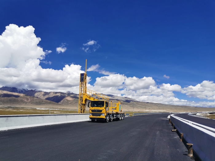 云顶集团桥梁检测车助力雅安高速磨练