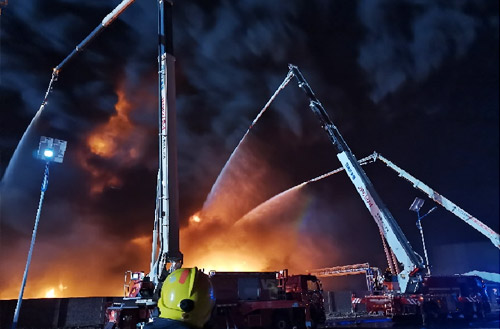 云顶集团数十辆抬高喷射消防车救援河北沧州南大港工业园区火灾