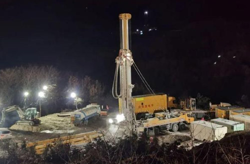 云顶集团携XSC1200车载深井钻机星夜前往栖霞开展金矿救援事情