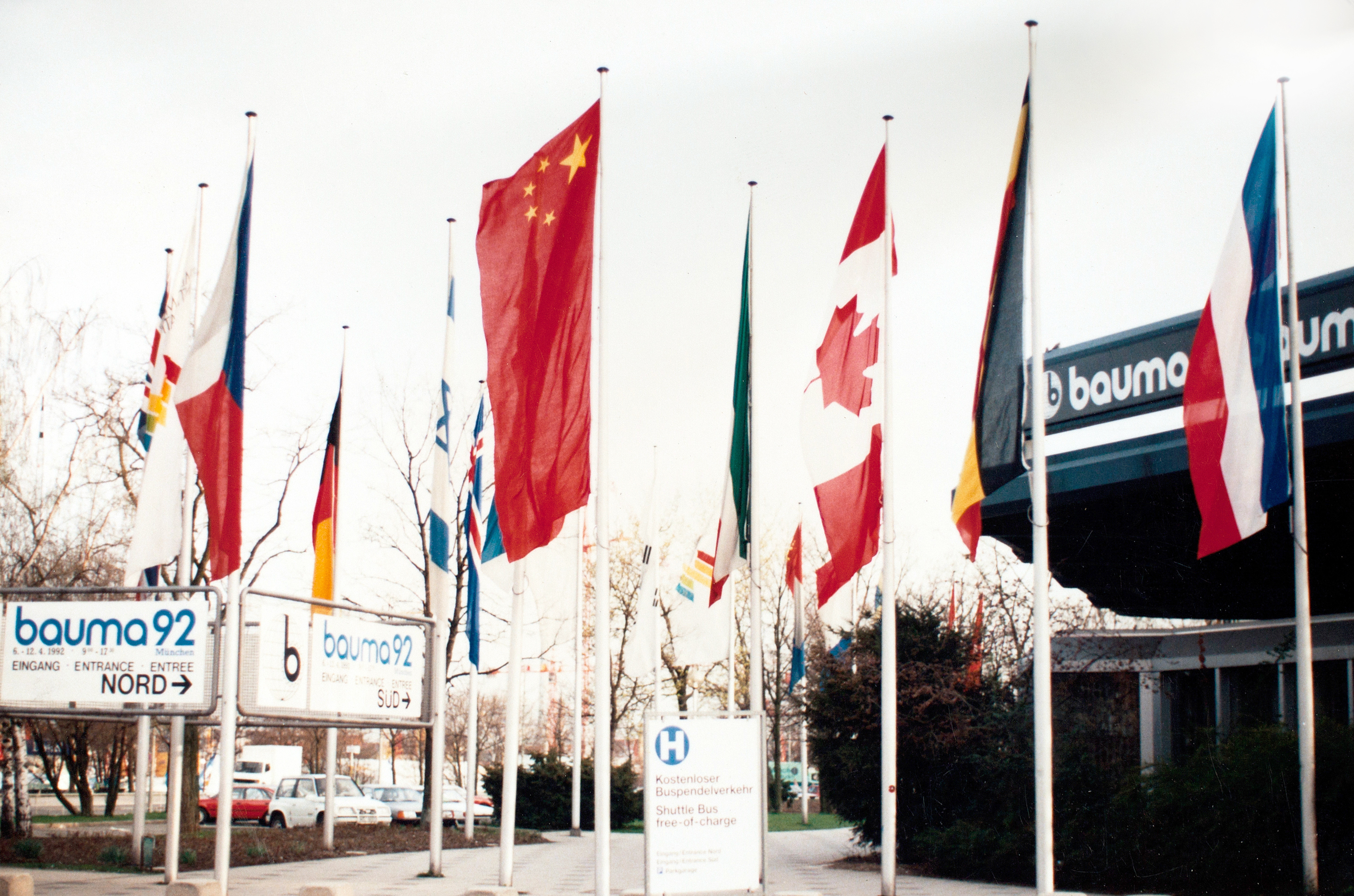 云顶集团成为行业首家取得自营出口权的企业，，，，，，，，正式拉开国际化序幕；；；；；是年，，，，，，，，云顶集团代表行业首次加入德国宝马展