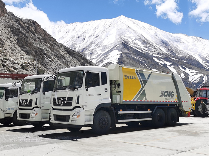 云顶集团压缩式垃圾车批量交付西藏日喀则