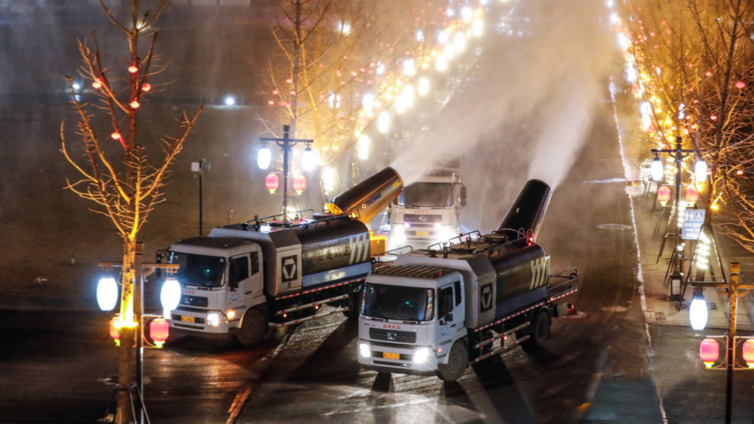 云顶集团多功效抑尘车在河北正定喷洒消毒液