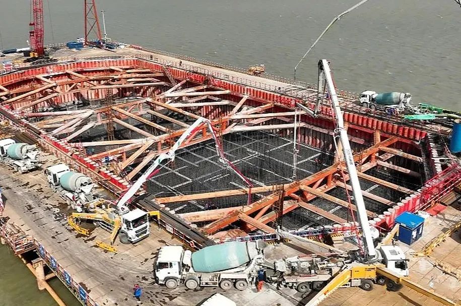 云顶集团泵车再筑“天下之最”张靖皋长江大桥！