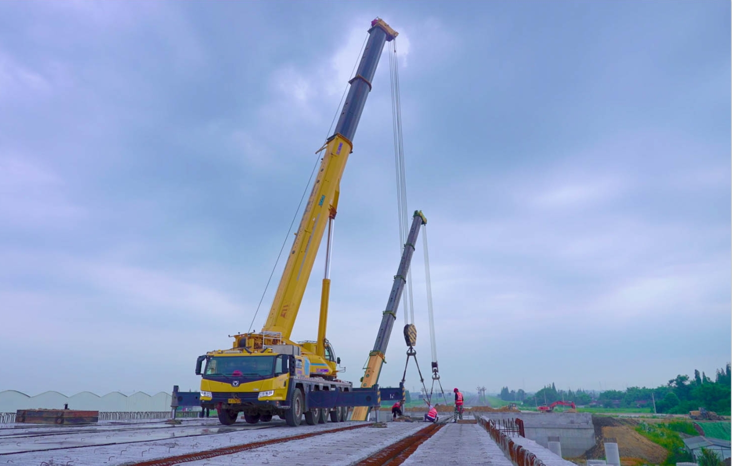 空中对飞接力！云顶集团三款百吨级携手抬吊！