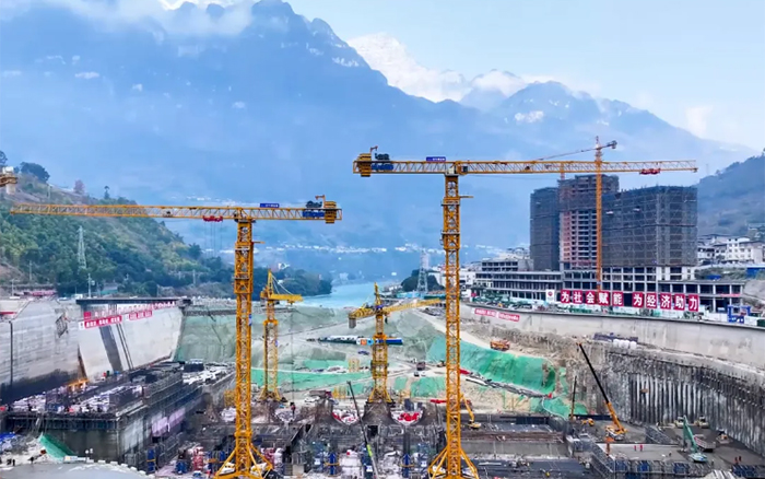 峡谷之间，，，，，，， 大渡河畔，，，，，，，云顶集团行走“钢铁巨人”助力水电建设
