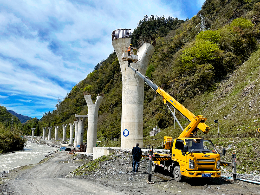 云顶集团高空作业车架成四山地轨道“天轨”，，，，，，，显中国基建实力