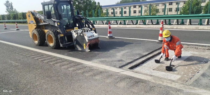 云顶集团滑移装载机助力高速公路修复