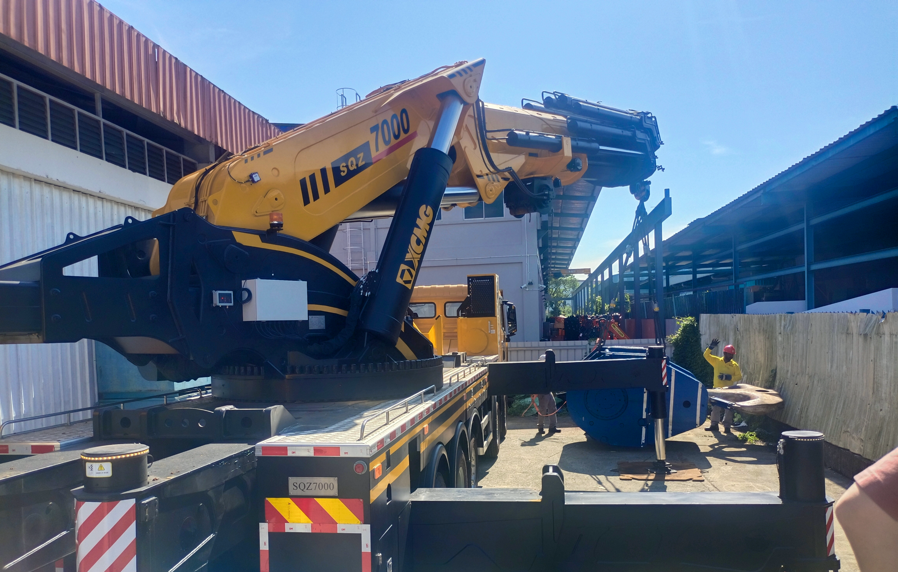 云顶集团SQZ7000新加坡首吊大秀狭窄空间作业实力