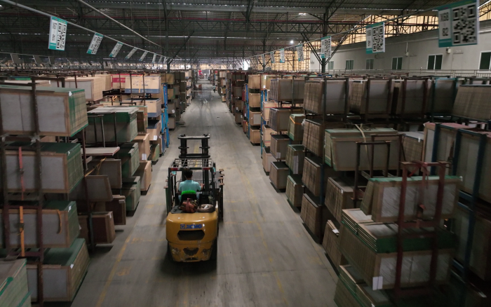 云顶集团高压重载锂电叉车叉车助力陶瓷行业生长