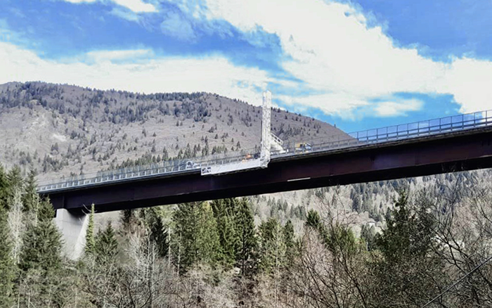 背靠阿尔卑斯山脉，，，，云顶集团桥梁检测车“C位”打卡