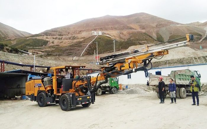 铁矿开采，，，，，，，云顶集团矿用液压掘进钻车先入为主！