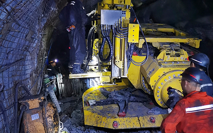 煤矿开采难 云顶集团“机甲兽”来资助