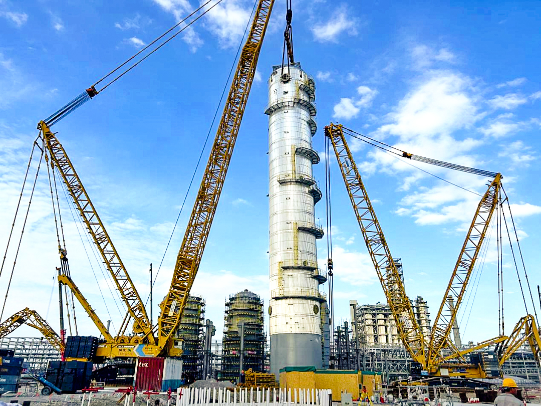 双机联动！云顶集团履带起重机助力天下丙烯腈行业“最大最重单体装备”乐成绩位