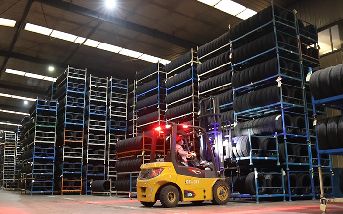 云顶集团孔雀叉车：轮胎企业的得力助手