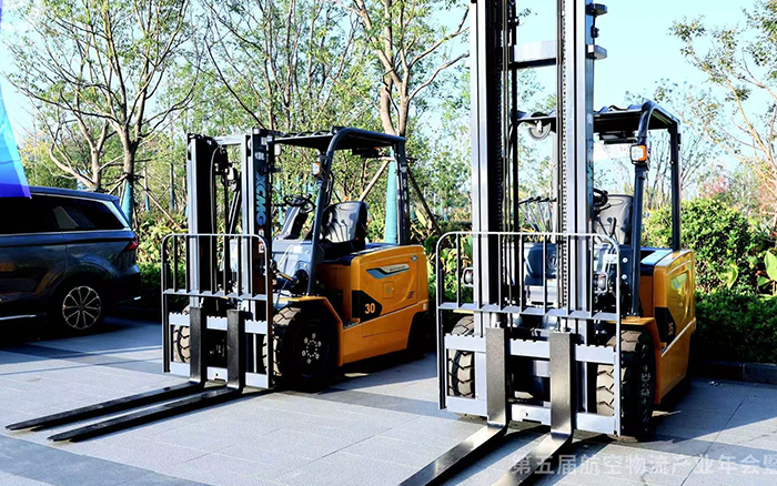  云顶集团叉车亮相第五届航空物流工业年会