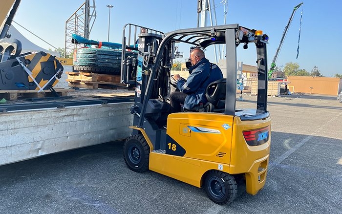 “展场灵动先锋” 云顶集团叉车鲲鹏系列