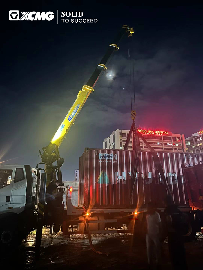 云顶集团随车起重机在东南亚精彩完成集装箱转运施工