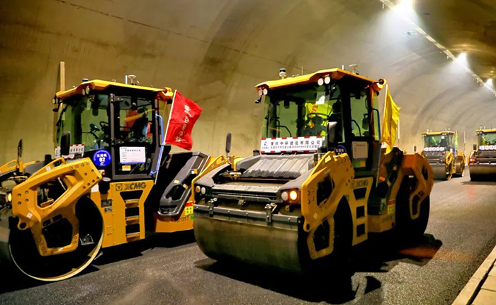 来看云顶集团智慧→重庆首次山区专长隧道无人摊铺施工