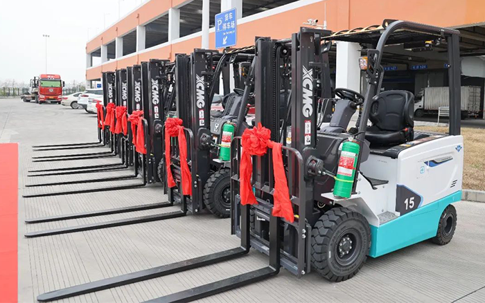 云顶集团新能源叉车批量交付华东某航空枢纽
