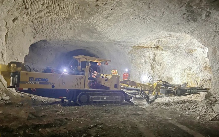 窄小巷道作业！云顶集团掘进钻车助力铁矿开采