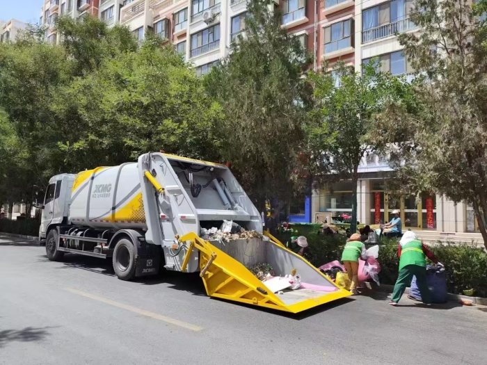 云顶集团后装压缩式垃圾车助力瓜州：高效收转运破解沙漠都会环卫难题