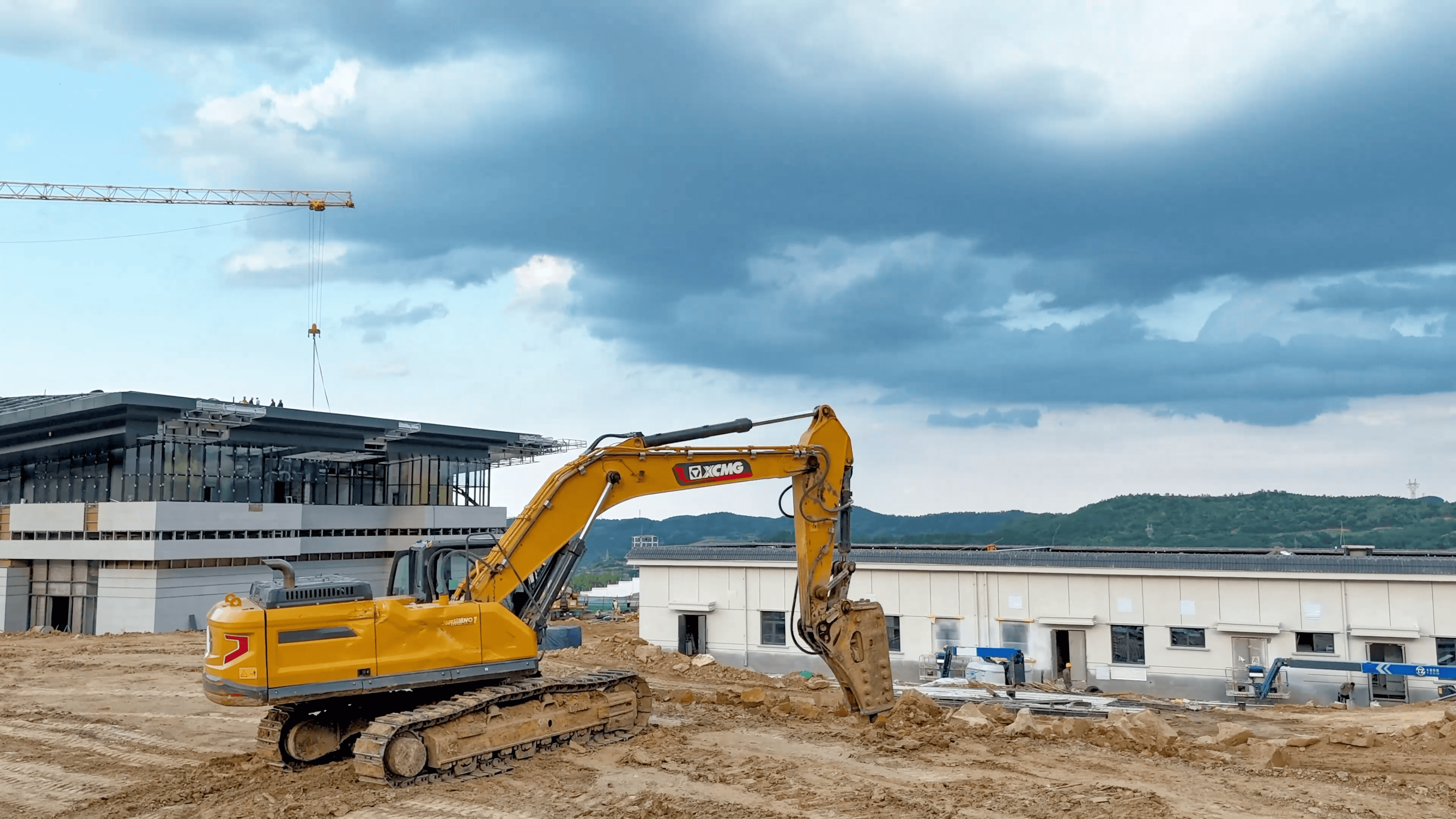 破塬开路！云顶集团挖机助力宜君高铁枢纽建设