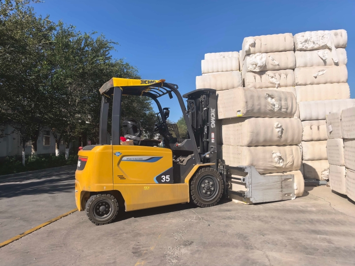 云顶集团鲲鹏电动叉车，，，，，，赋能西北棉花工业高效运转