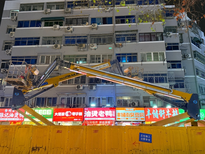 穿街过巷的“刷新艺术家”！云顶集团电动直臂高空作业平台精准施技丰储街刷新