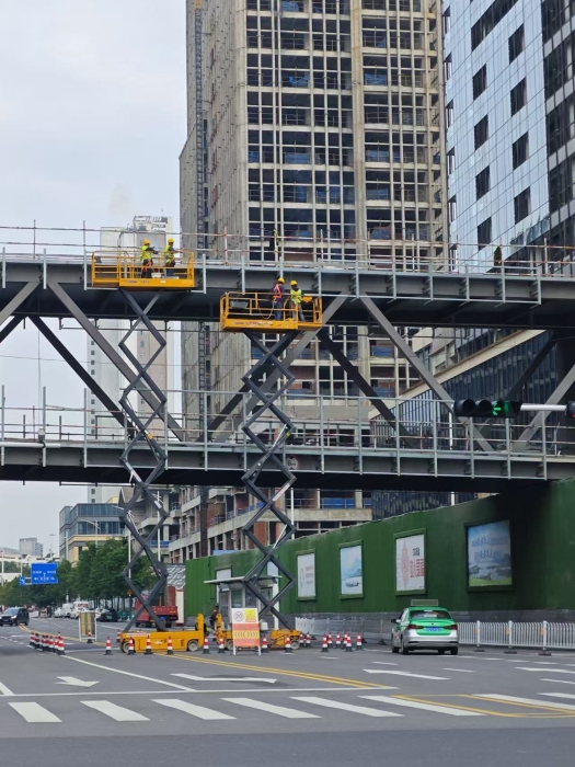 小巧身手着述为！云顶集团剪叉车助力市政桥梁焕新颜