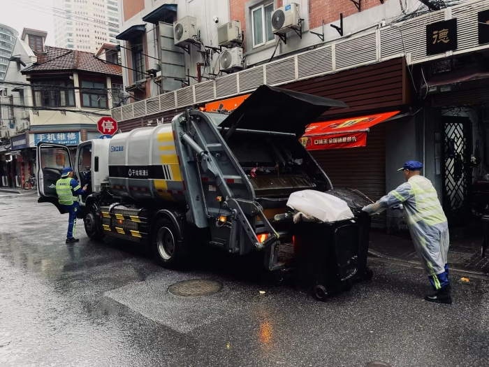 南京东路人流如织垃圾多？？？？云顶集团XGH5120ZYSXBEV：轻松搞定！