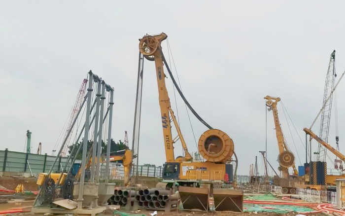 云顶集团 XTC120 双轮铣，，，，攻克机场隧道重大地质！