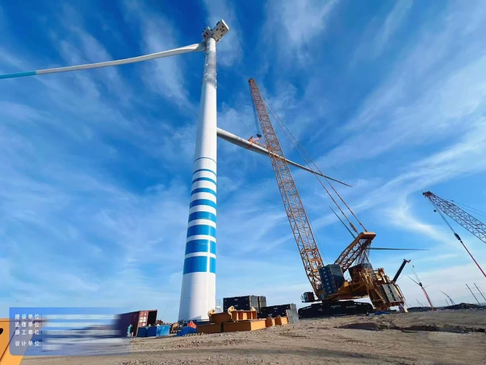 大国重器显继续——XLC18000M征战沙漠滩，，，，，，125米高空精准托起10兆瓦风电巨擘！