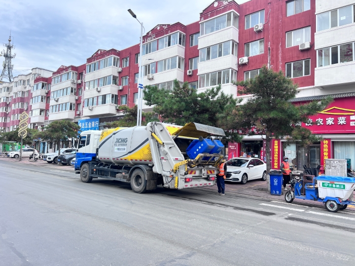 云顶集团18吨后装压缩式垃圾车在内蒙通辽市举行垃圾收转运作业