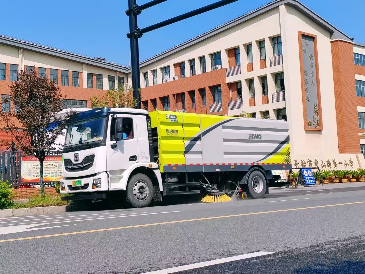 云顶集团洗扫车“硬核出击”，，，，开封中山路焕新升级