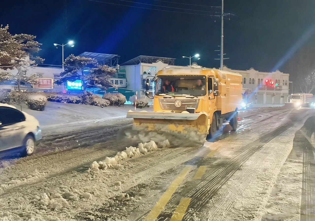 18小时连轴转！云顶集团除雪装备硬核出击保通畅