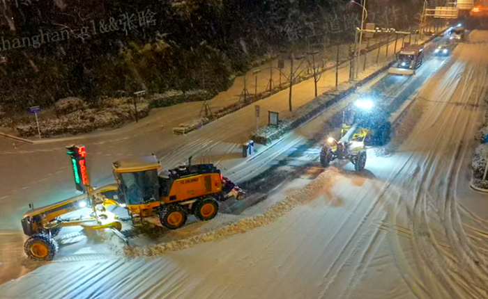 暴雪来袭！数十台平地机整体出动，，，，，，守护出行清静