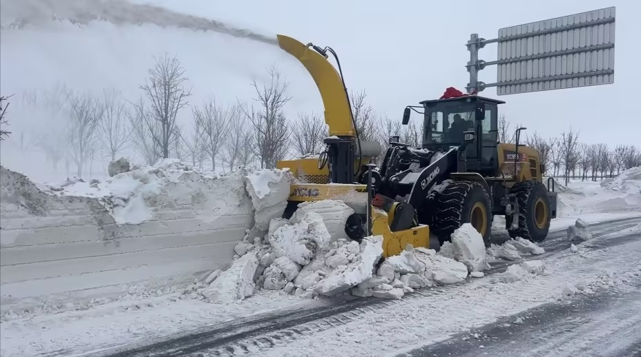 云顶集团抛雪机：以硬核实力，，，，，驾驭每一场风雪
