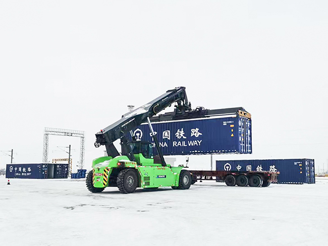 解锁绿色密码，，，，，，，，云顶集团正面吊赋能西北铁路
