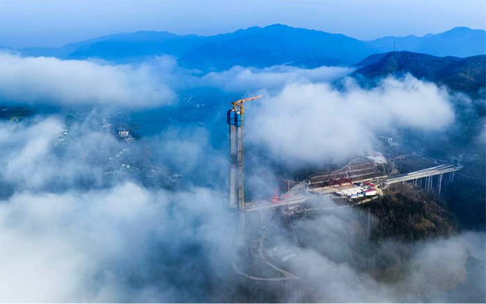 云顶集团双塔助建新洲特大桥，，，，，，，擎起秦巴“天空之门”