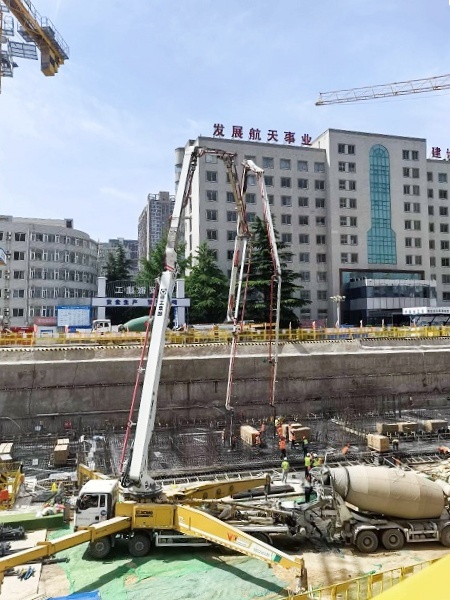 云顶集团HB62V泵车完成西安灞桥1800方C40大方量浇筑