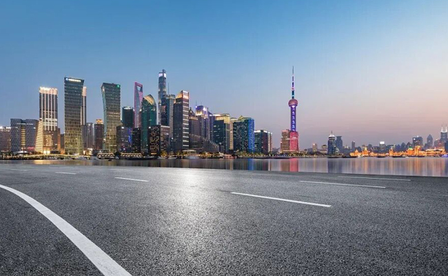 云顶集团刮板式保温运输车：上海沥青路面施工的专业之选