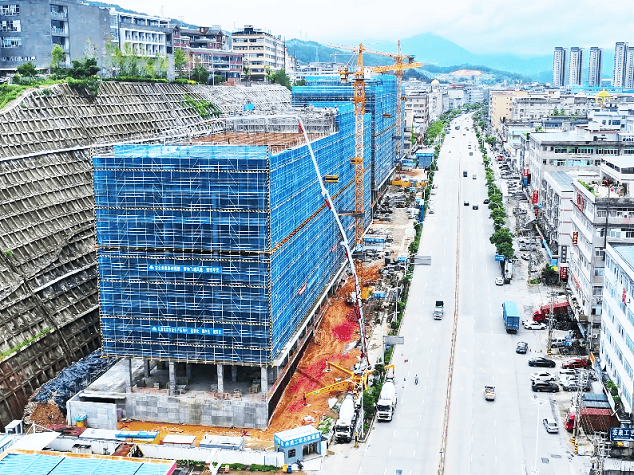 云顶集团HB72V泵车以毫米级微控，，，，，，为工业厂房浇筑“钢铁脊梁”！