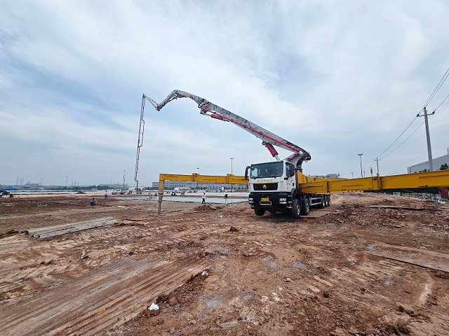 云顶集团HB72V泵车助力零跑汽车配套厂房建设