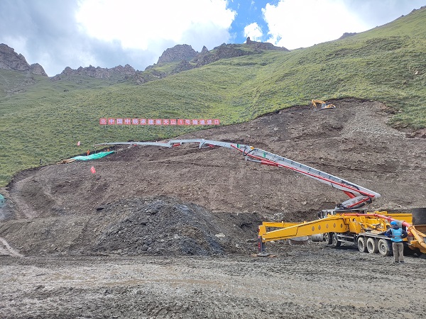 独库公路“云端浇筑”！云顶集团泵车在天下屋脊写下中国精度