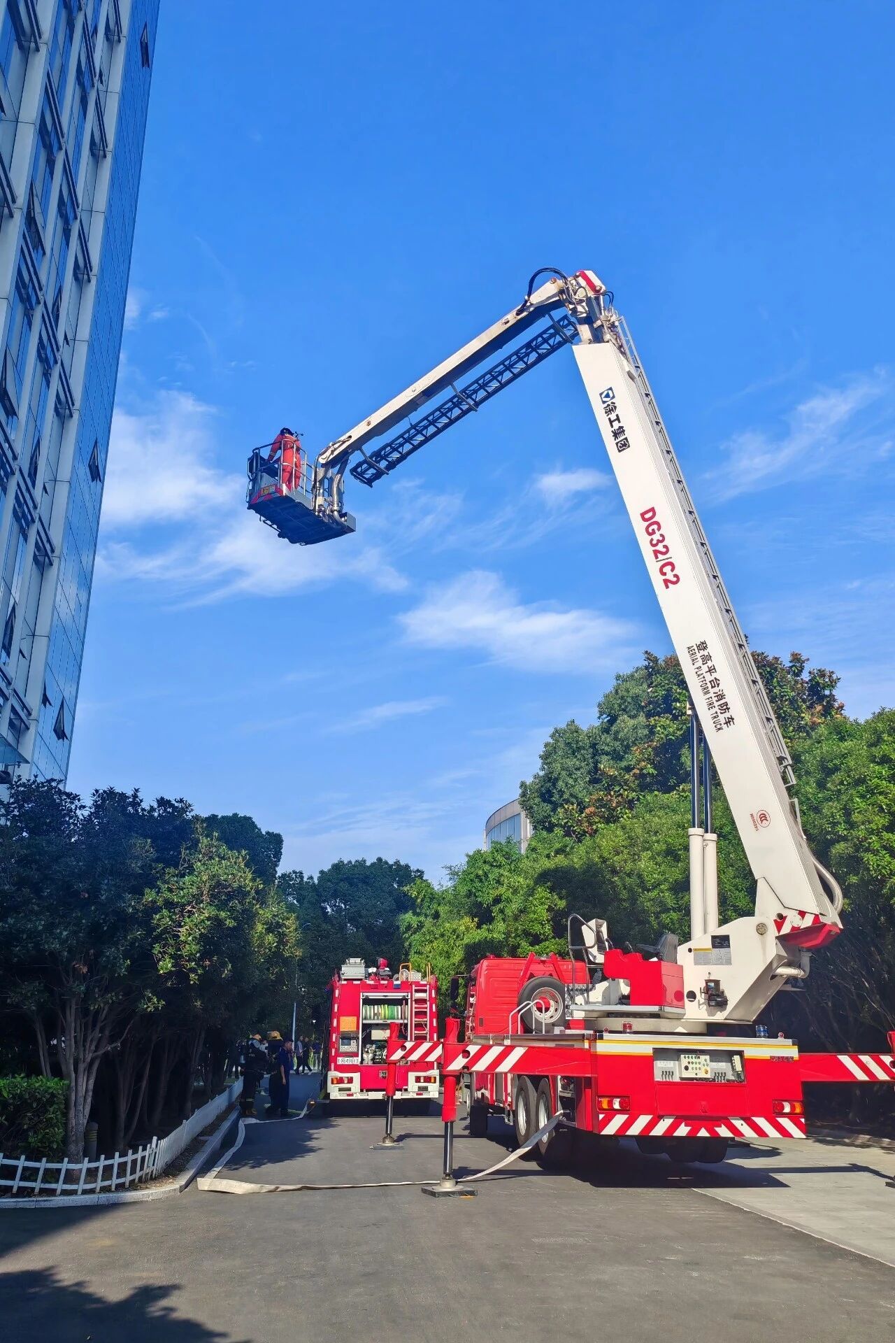 千区万楼练消防，，，，，云顶集团32米登高平台消防车以练筑防！