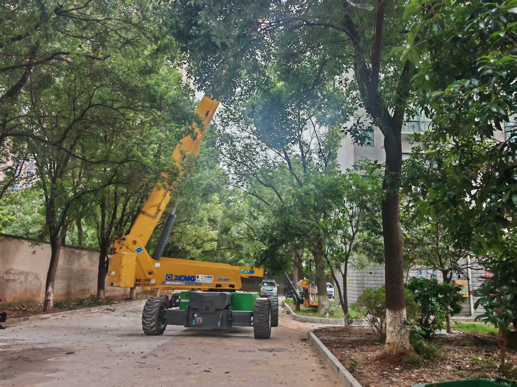 树障林立高层作业难？？？云顶集团高空作业平台解锁旧改新要领