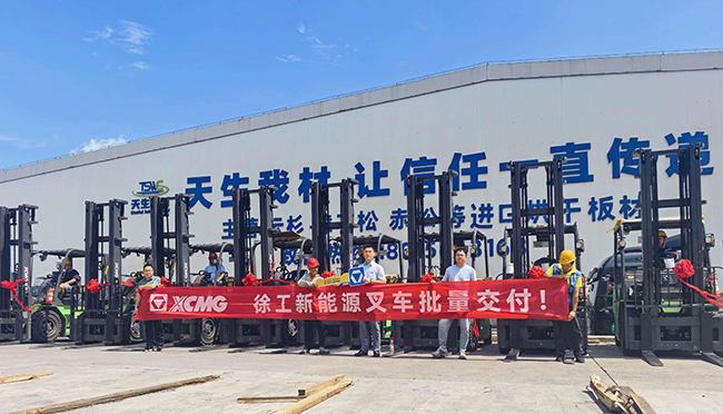云顶集团孔雀系列叉车批量交付华东大型板材厂